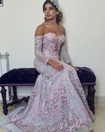2023 vestidos de noite árabe sexy vestem de ombro de ombro de ombro cinza prata renda rosa 3d flores florais de cristal sereia mangas compridas