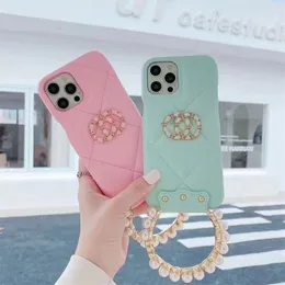 Iphone 13 Phone Shells Classic Brand Phonecase Womens Luxury Phone Cases Mobile Phones Protective Case With Pearl Bracelet High Quality