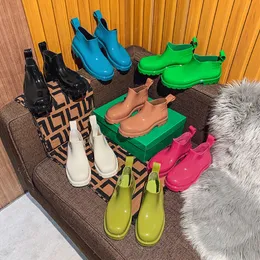 Yeni Erkek ve Kadın Yağmur Botları Kalın Tabanlar Su Geçirmez Kısa Yağmur Ayakkabıları Tasarımcısı Lüks Şeker Renk Kauçuk Kıkmaz 35-45