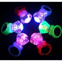 Party Favor Light Up Spittling Rings Brud Shower Party Gives Gives Kids Adts Flashing Plastic Diamond Bling Led Glow Ring för födelsedagen DHT6G