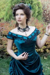 Vintage viktoriansk rörelse aftonklänningar blekblå ruched v-hals satin prom klänningar för kvinnor ruffles veck 1820-talet långa special tillfälle bär svarta spetsar applikationer
