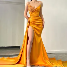 Elegante goldene Satin-Prom-Kleider 2023 V-Ausschnitt
