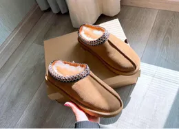 Designer Slippers Botas Austrália Botas de moda Sapatos femininos tênis quentes de cisalhamento plataforma de chinelos de tornozelo bootes castanhas de inverno tgao