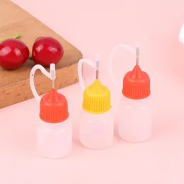 Bottiglie di stoccaggio Mini applicatore di colla portatile Ago Squeeze Bottle Fai da te Scrapbooking Paper Quilling Craft Tool Riutilizzo Plastica Casuale 3/5ML