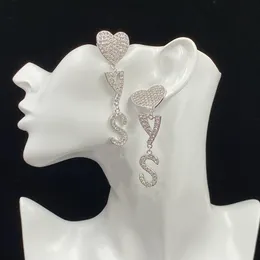 Kort kvinnliga designers Stud Silver Letters Earring S925 örhängen Ear Stud 9.6cm Lång kvinnans designer Studs Metal Y 22111805