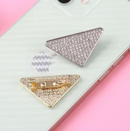 Triângulo de qualidade Broche de estilo coreano Letras de diamante Casaco Cenário de fivela de fivela de fivela Acessórios de negócios Terno de negócios Corsage