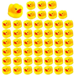 Giocattoli da bagno 20 300pcs Baby Swimming Pool ing Ducks Water Game Float Squeaky Sound Rubber per i regali dei bambini 221118