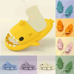 أطفال جديد مضحكة الوالدين البالغين النعال اللطيفة Sharkshaped Nonslip Boys Girls Home Slippers Toddler Kids Shoes Women’s Sandals J220716