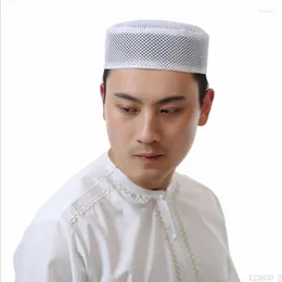 Basker eid b￶n turkiska m￤ns kufi svarta saudiska huvudbonad kippah islamisk hatt muslimska m￤n kl￤der hattar f￶r judiskt m￶ssa n￤t