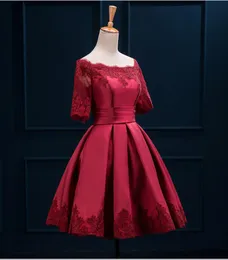 Мини -бордовые короткие коктейльные платья с половины рукава с кружевной аппликацией.