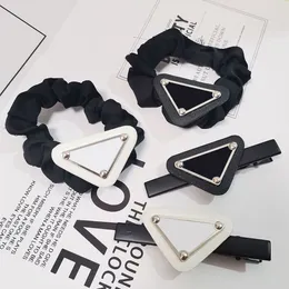 Chic Invertered Triangular Leather Barrettes Designer Triangle Label Hair Clips Wide Silk Hair Band Hair Clip Huvudbonad