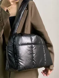 Midjepåsar mode vadderade kvinnor axel designer märke quiltad handväska lyx pu rymd bomull crossbody väska stor tote vinter 221119