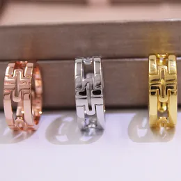 Band Love Ring Titanium Steel Unisex Designer Rings Women Men Coppia Gioielli Gold Sier Colours Design Clip Design Fase Wedding Party Dimensioni 6 7 8 9 10 11
