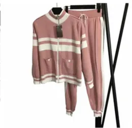Tute da donna Luxury Designer Knit Zip Cardigan Top Pantaloni Suit 2PCS Set Giacca Cappotto rosa Maglione casual Pantaloni Tute
