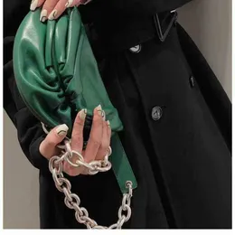 디자이너 Bottegas 핸드백 Venetas 2022 Ale Ins imin 동일한 두꺼운 체인 클라우드 여성 클립 주름 단일 어깨 메신저 가방 허리 가슴 가방 8U0I