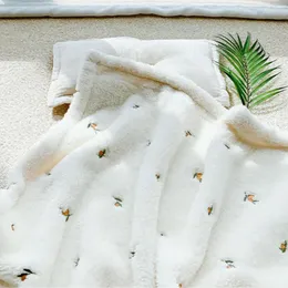 담요는 태어난 유모차 산호 양털 따뜻한 유아 아기 액세서리 스와들 랩 침구 덮개를위한 소프트 플란넬 아기 담요