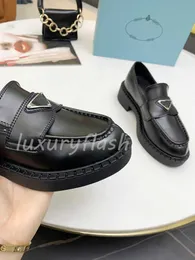 Kleiderschuhe Slipper Lederschuh Designer Übergroße schwarze weiße 2 Farbpegel -Dreiecksprofil Design Spring und