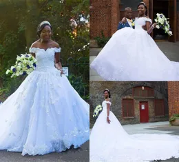 2018 African A L￭nea Vestidos de novia fuera del hombro Apliques Boaded 3d Floral Country Cathedral Train Black Girl Plus Size Brid1615341