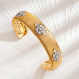 Halskette Ohrringe Set Europäischer und amerikanischer Hof Retro Italienisches Buccella-Armband Seidenhandwerk Zweifarbig vergoldeter Damenring mit Diamant