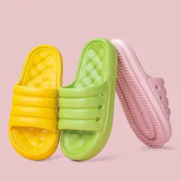 Moda Hollow Out Brand Brand Women Sandals Flata ao ar livre Slides Anti Slip Banheiro Casos de casais de verão Summer Novo 2022 J220716
