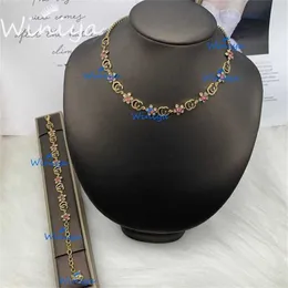 10% OFF 2023 bijoux famille collier nouvelle couleur fleur lettre cou chaîne bracelet tempérament mode tendance bijoux