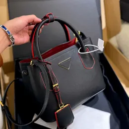 Luxurys Designers Bags Women Thetes Shourdle Bag Leather Alphabet Design Lage Capacity Messenger Bags Classic Style Handbag Lady Handbag
