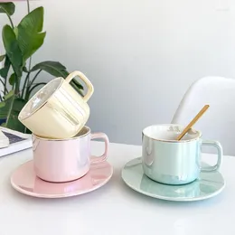 Canecas simples de café cerâmica com colher de restaurante o escritório chá de flores