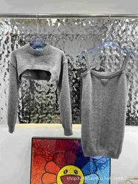 Kadın Hoodies Sweatshirts Tasarımcı Pjia 22 Sonbahar ve Kış Yeni Yuvarlak Boyun Açık Göbek Örgü Kısa Kazak Sling Örgü Elbise İki Parçalı Set Jowq