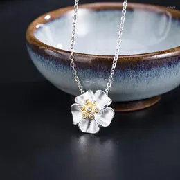 سلاسل S925 Sterling Silver 2022 العصرية الماس CZ زهرة قلادة نساء