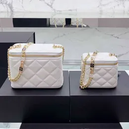 2022 Delicate Lady Mini Zipper Vanity Cases Com Letter co Chain French Women Designer Handbag Couro Genuíno Diamond Pattern Cosmetic Bags Box Sacoche 18cm/12cm