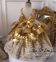 2023 Altın Kızlar Pageant Elbiseleri Beyaz Dantel Aplikler Kristal Boncuklar Çiçek Kız Elbise Çocuklar Uzun V Boyun Çocuk Doğum Günü önlükleri Bow Sweap Train Peplum Ruffles