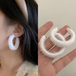 Retro Mode Persönlichkeit Typ C Plüsch Hoop Ohrringe für Frauen Trendy Stil Temperament Koreanische Beflockung Ohrring Schmuck