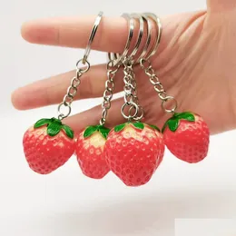 Nyckelringar lanyards stor storlek 3 cm stberry nyckelring älskare väska hänge fruktharts nyckelringar tillbehör reklam samll nyckel kedja dhytb