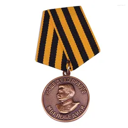 Broszki sowiecki medal „za zwycięstwo nad Niemcami w Wielkiej Wojnie patriotycznej 1941–1945” z paskowatą wstążką i portretem stalinowym