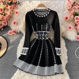 الفساتين غير الرسمية Gagaok Women Sweater Dress 2022 Spring Autumn O-Neck Vintage Full Empire Plaid Mini Knit Slim Corean Wild Vestidos