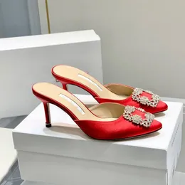 새로운 최신 패션 스카프 헤드 슬리퍼 라인 스톤 스퀘어 버클 신발 여성 7cm 얇은 하이힐 고급 새틴 크리스탈 메탈 장식 Ma'am Sandals 디자이너