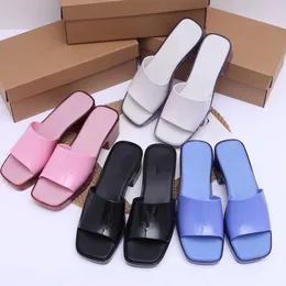 Nya tofflor lyxdesigner Sandaler Summer Candy-f￤rgade h￶ga klackar gummi gel￩ skor fyrkantiga t￥ flip-flops utomhus strandskor st￶vlar 36-40