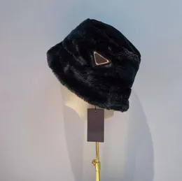 Kış Şapkaları Kadınlar İçin Tasarımcılar Yeni Stil Kova Peluş Yün Sıcaklık Tasarımcı Şapkası Moda Kadın Boş Zaman Geniş Kötü Şapkalar Noel Hediyesi Kürklü Kabarık Kapak