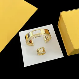 ファッションエナメルブラクレットイヤリングリングセット刻まれたFイニシャルレター設定女性18Kゴールドメッキバングルスタッドジュエリーバースデープレゼント