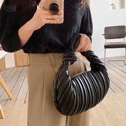 Kvällspåsar kupolkameror nya axelväskor för kvinnor reser på handväska de luxe femme folds mode dumplings väskor mjuka femininas torbka koppling purses l221125