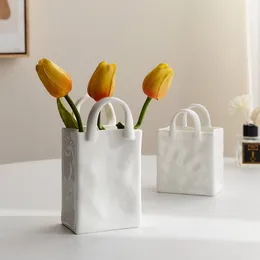 Vasen Nordische handtaschenförmige Keramikvase für Blumen, moderne dekorative weiße Vase, Heimdekoration, getrocknete Blumenarrangements, Tischdekoration 221126