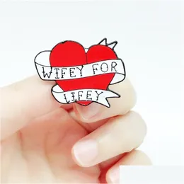 Pins Broschen Wifey für das Leben Brosche Frauen Kreativer Buchstabe Rot Liebe Herz Abzeichen Band Design Denim Hemden Kleidung Schuhe Hüte Taschen DHP86