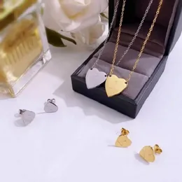 Europa America Fashion Brand colaearrings Jewelry Sets Women Lady Titanium Steel 18K Brincos de ouro com letter de letra Pingente de coração para mulheres presentes