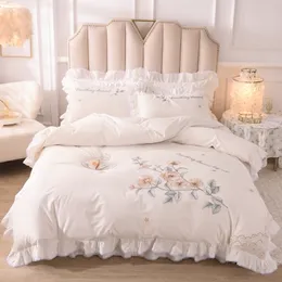 Sängkläder sätter elegant rufsad broderi täcke täcke lakan kudde queen king 4pcs set mjuk andningsbar 221129