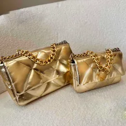 Kvinnans lyxdesigner axelväskor Tote 2023 Ny mode Clamshell Crossbody Bag Gold Silver Texture Sheepskin Metal Chain Envelope Package Factory Direct Sales