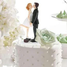 お祝いの備品ロマンチックな新郎の花嫁と結婚する人形