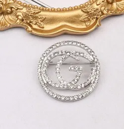 15 stil 18k altın kaplama G harfli broş klasik marka tasarımcısı inci kadınlar inci rhinestone mektupları broşlar takım elbise pimi moda takı aksesuarları hediye rr