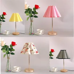 Bordslampor Simple Design Wood Fabric Lamp Korean Style Golden Metal Rod Linen Round Bedside For Home Bedroom Decorati