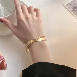 Bangle Frosted Golden Armband For Women Cross Design Bridesmaid g￥vor ￖppna h￥rda lyxiga damer Dignified Jewel Wristband