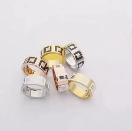 Moda pierścienie ze stali tytanowej grawerowana litera F z czarną białą emalią Fashion Style Men Lady Women 18K złoty szeroki pierścionek biżuteria prezenty FRN1-13